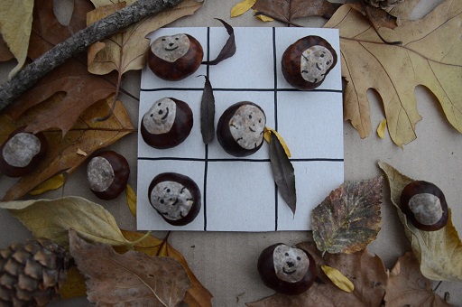 Jeu de morpions réalisés à partir de marrons ramassés à l'automne