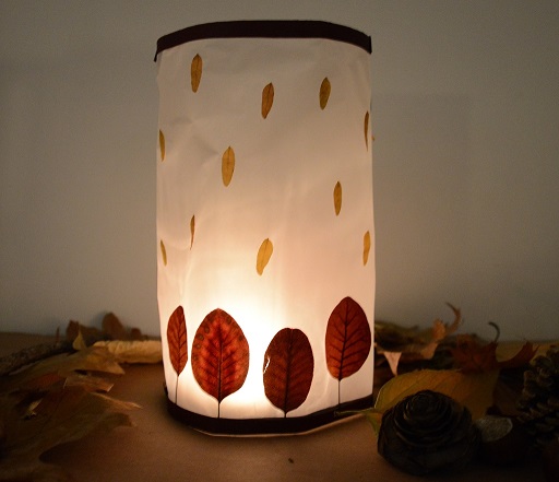 Lampion réalisé à partir de papier calque et décoré de feuilles d'automne