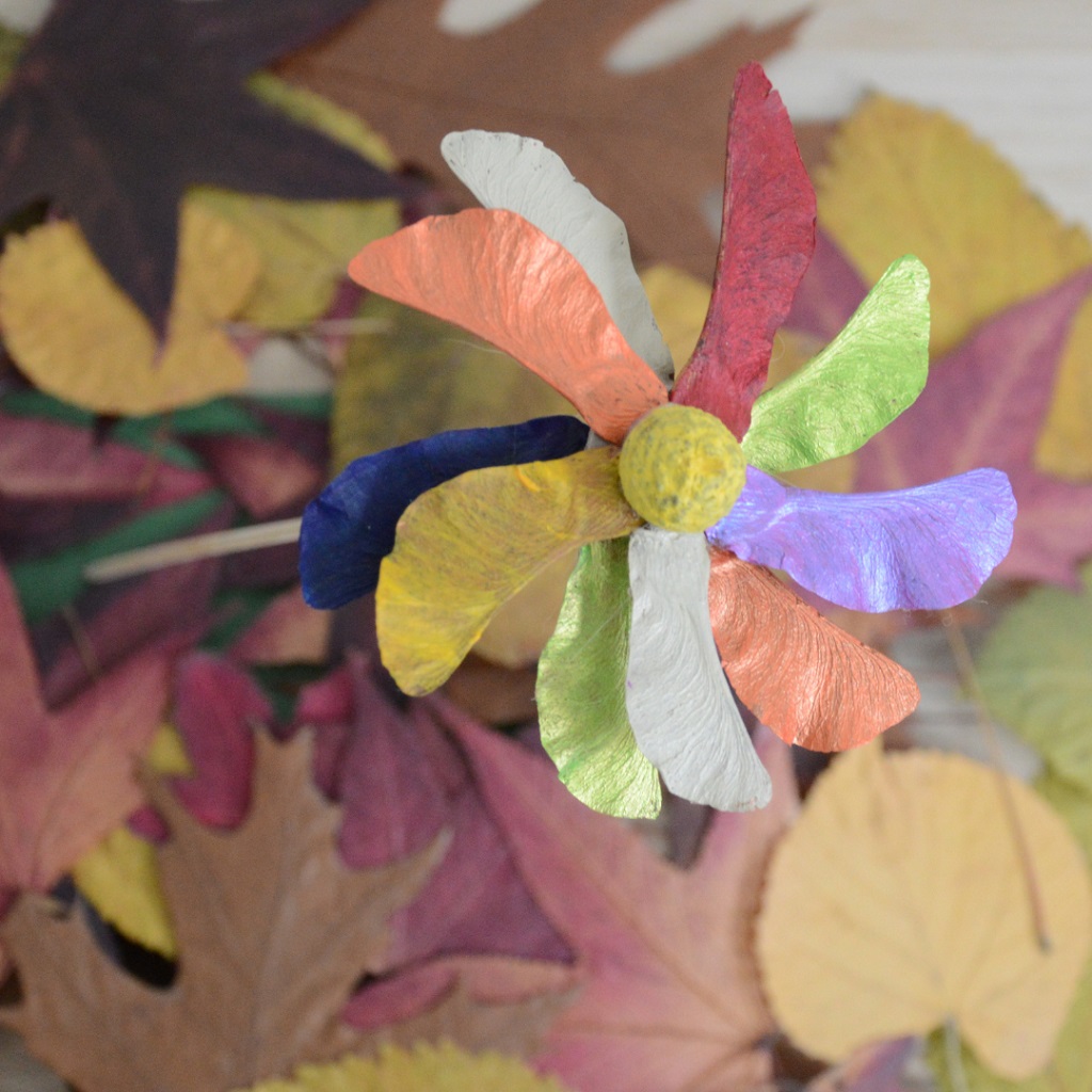 Activité créative pour enfant sur le thème de l'automne sous forme d'une fleur