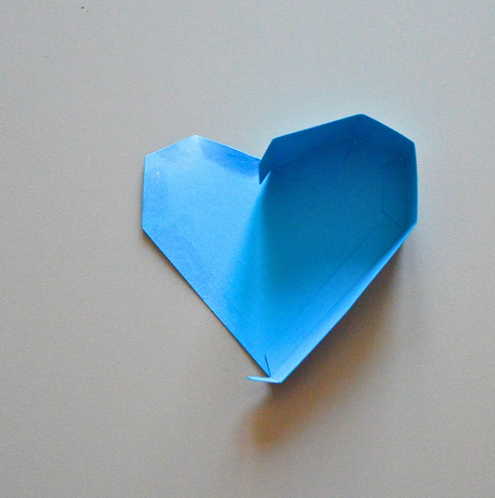 Etape 2 du tuto pour réaliser une boîte en papier cartonné en forme de coeur