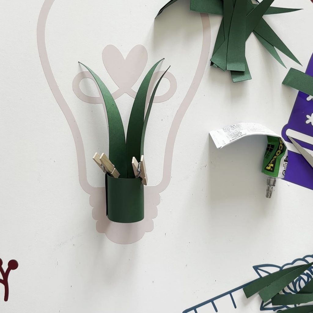 Etape 12 du tuto pour réaliser une plante en papier dans un pot coloré