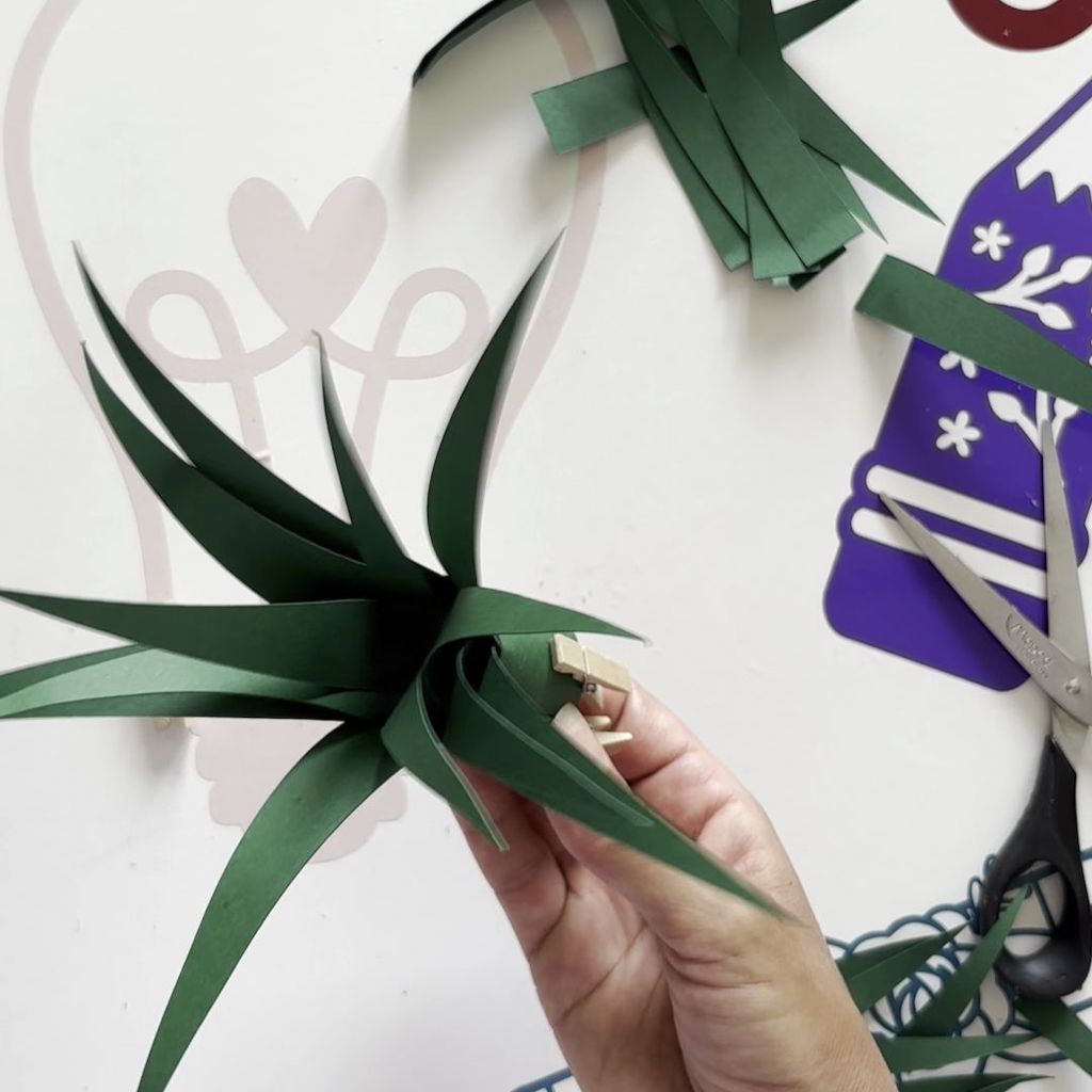Etape 13 du tuto pour réaliser une plante en papier dans un pot coloré