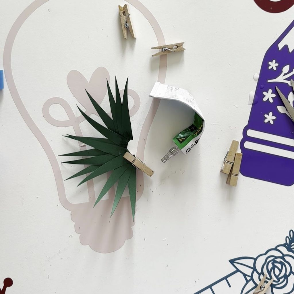 Etape 14 du tuto pour réaliser une plante en papier dans un pot coloré