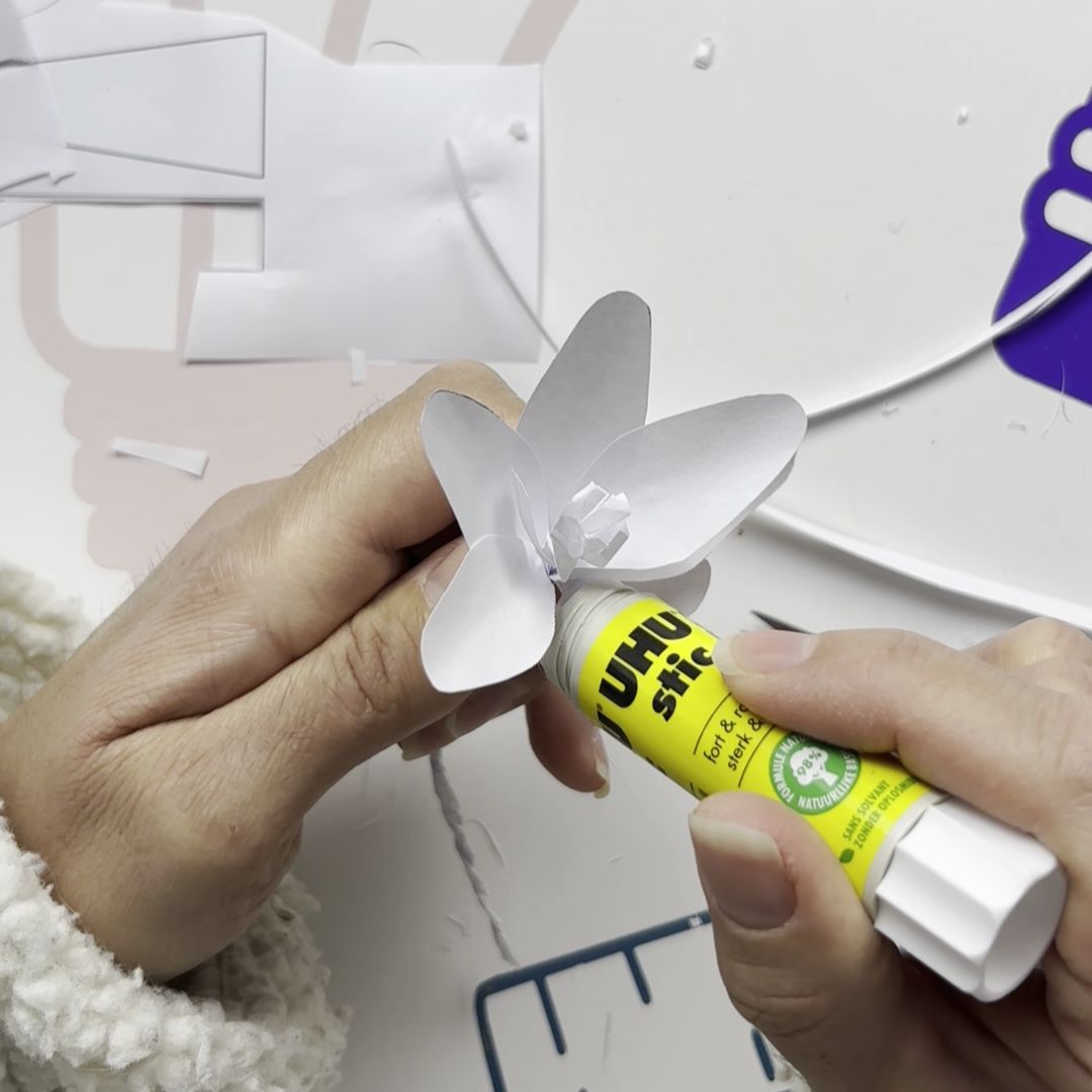 Etape 10 du tuto pour réaliser une fleur d'hiver en papier : le crocus