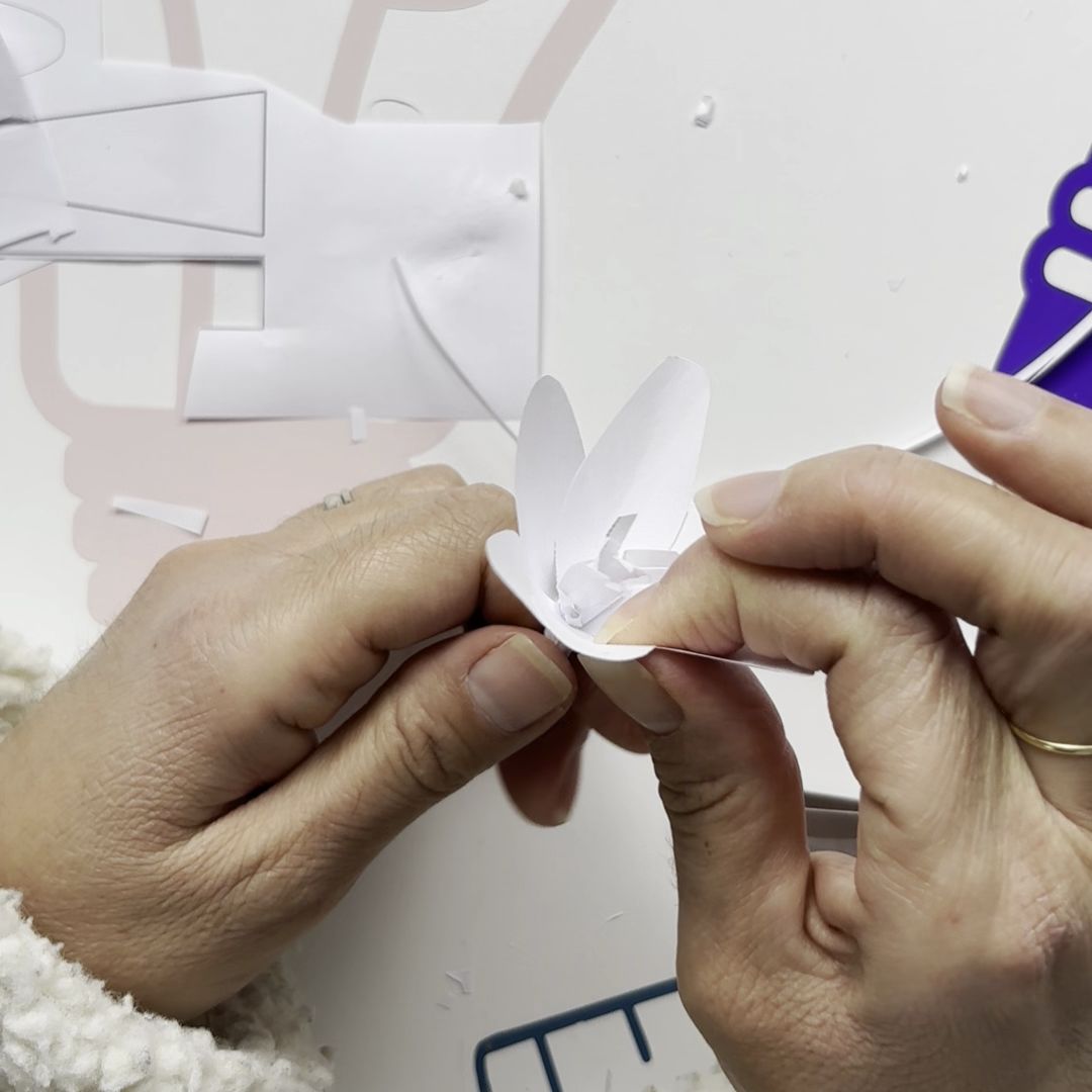 Etape 11 du tuto pour réaliser une fleur d'hiver en papier : le crocus