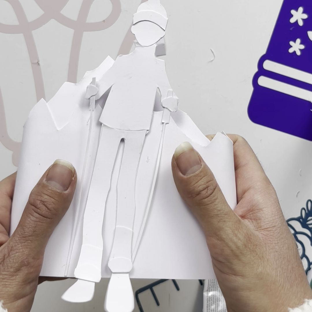 Etape 12 du tuto pour réaliser la silhouette d'un skieur dans du papier blanc