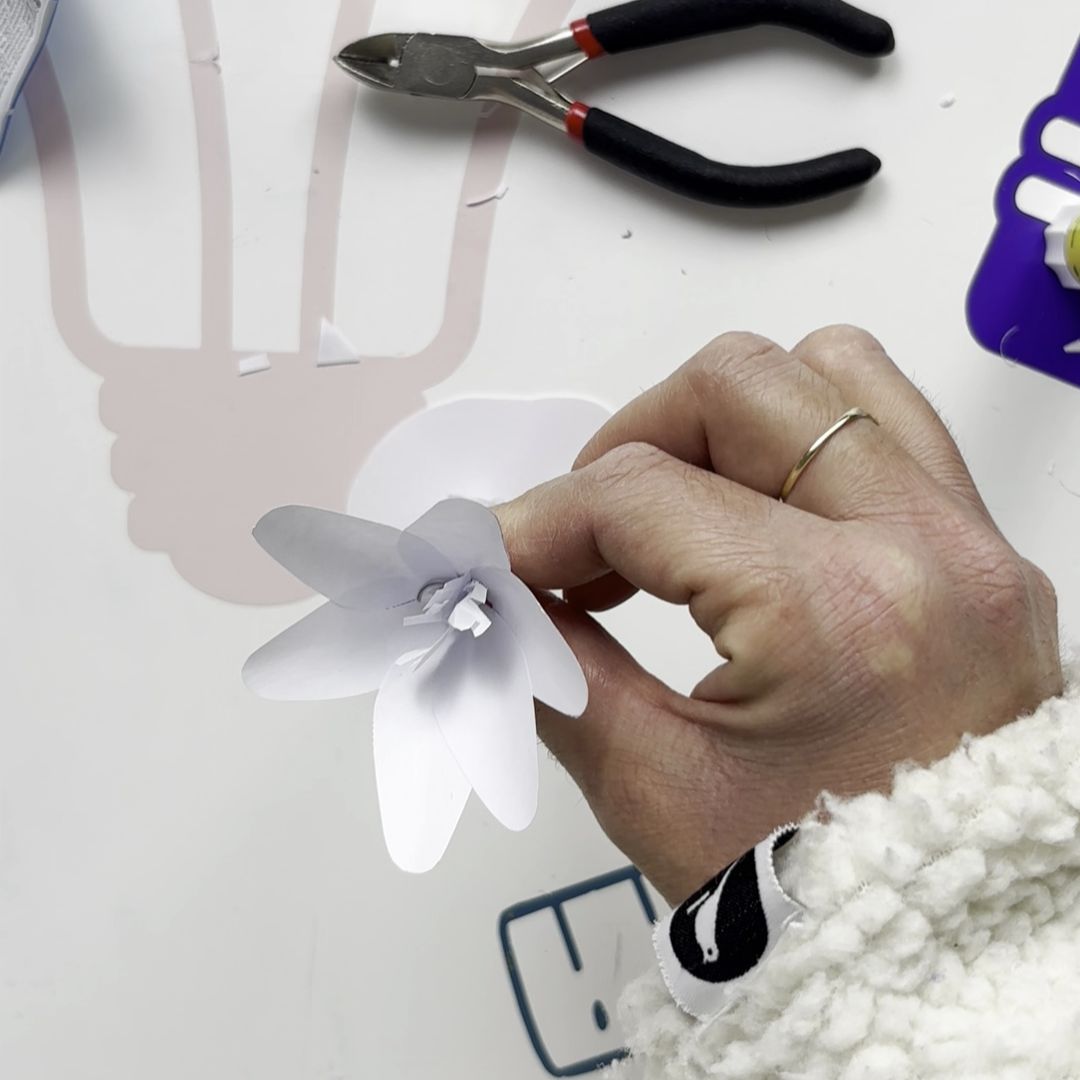 Etape 16 du tuto pour réaliser une fleur d'hiver en papier : le crocus