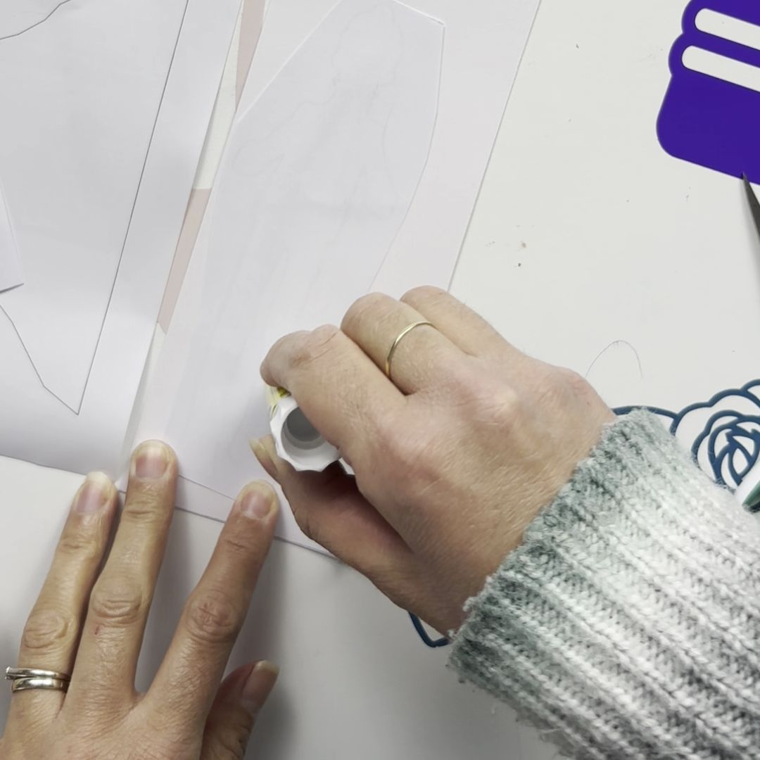 Etape 2 du tuto pour réaliser un skieur en papier découpé