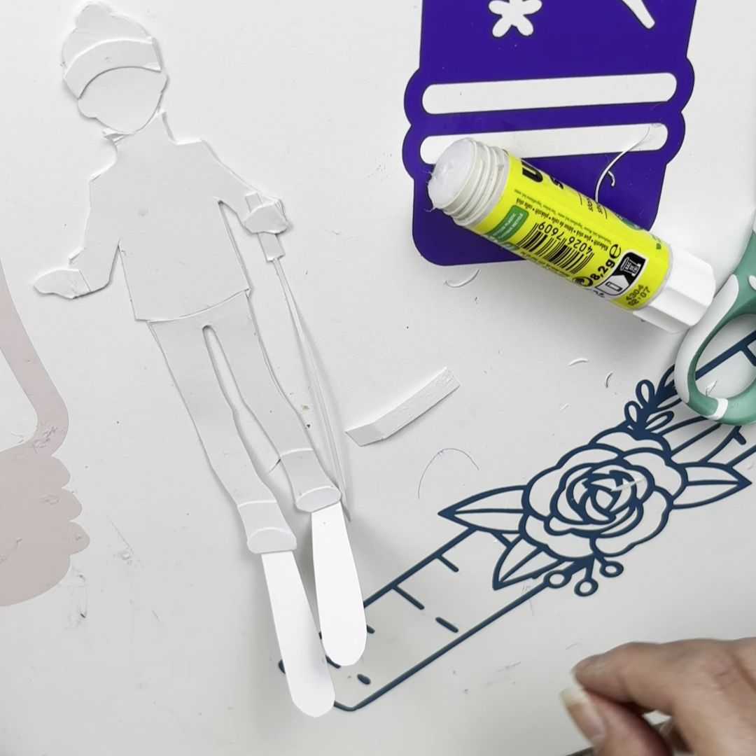 Etape 6 du tuto pour réaliser la silhouette d'un skieur dans du papier blanc