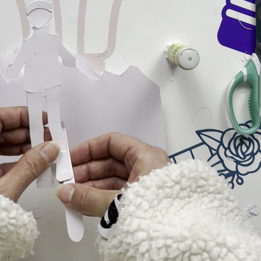 Etape 7 du tuto pour réaliser la silhouette d'un skieur dans du papier blanc