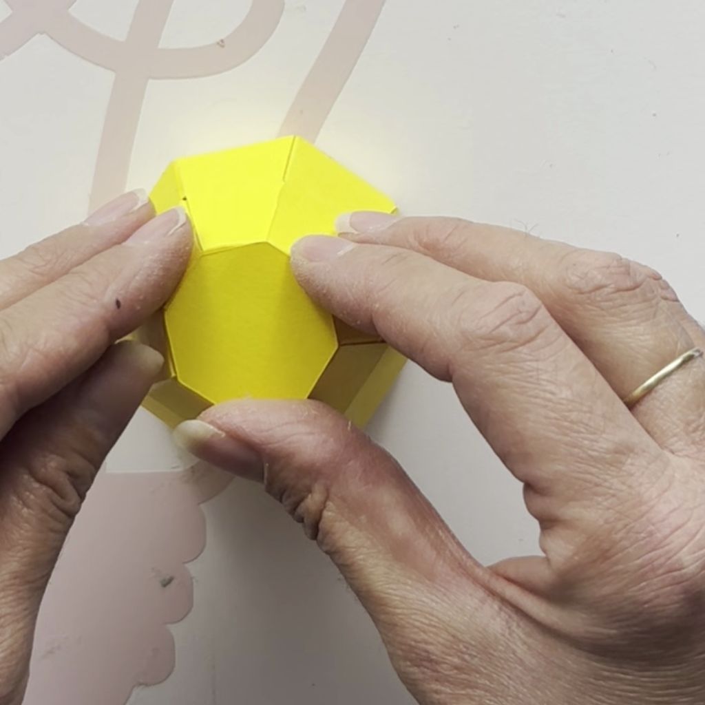 Etape 3 du tuto pour créer un poussin de Pâques DIY