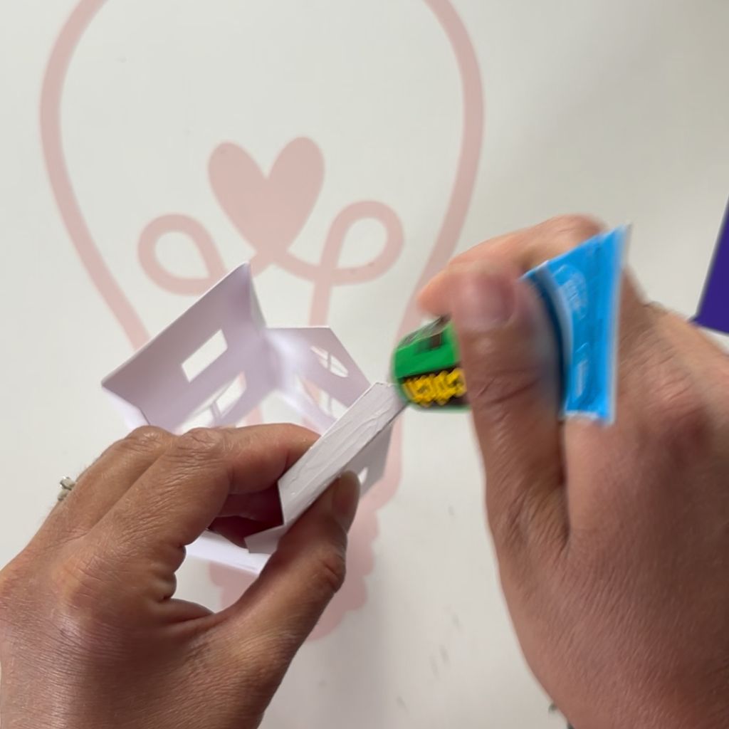 Etape 1 du tuto pour réaliser une petite maison en papier de printemps