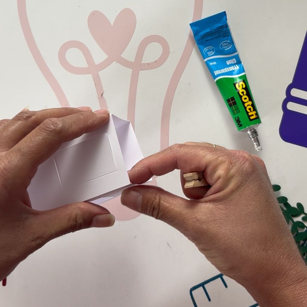 Etape 2 du tuto pour réaliser une petite maison en papier de printemps