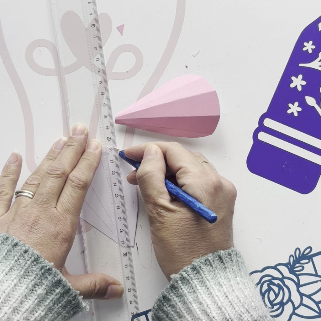 Etape 3 du tuto pour réaliser un papillon multicolore en papier