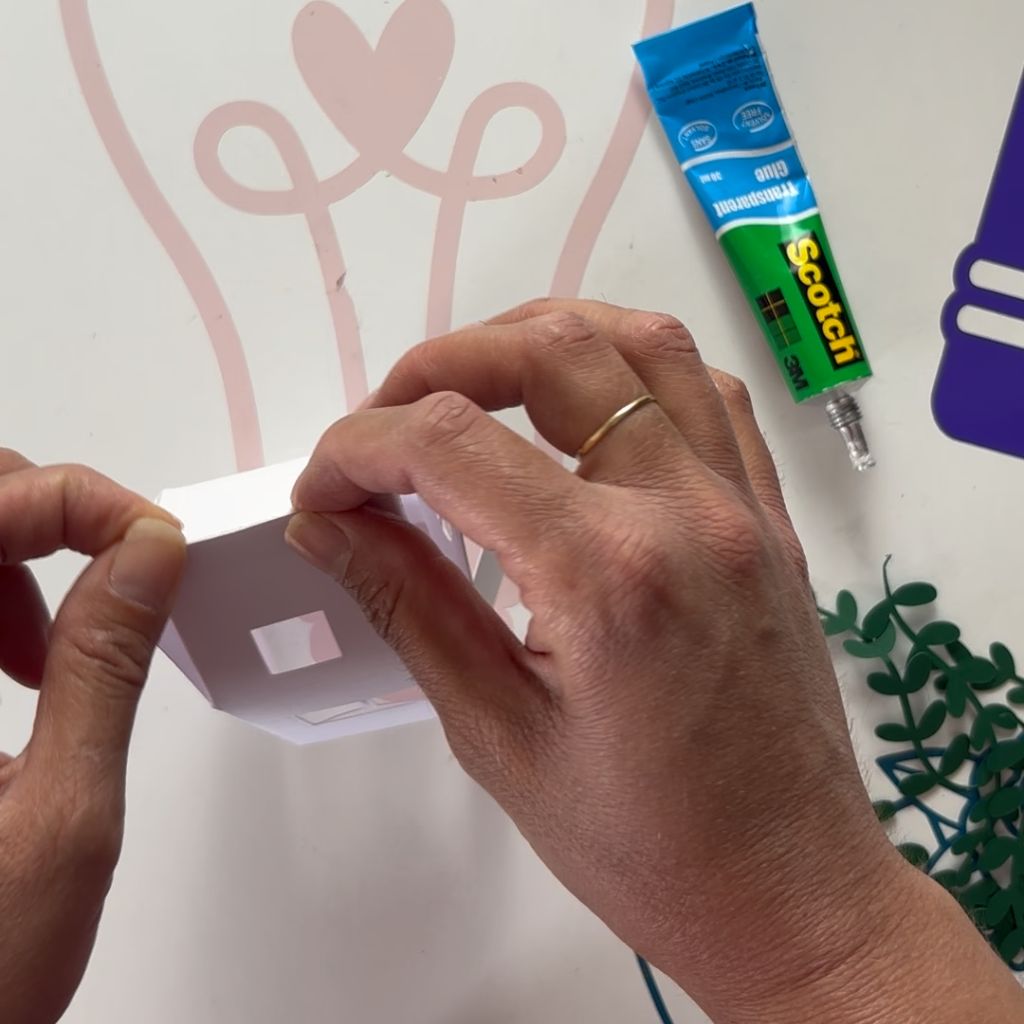 Etape 3 du tuto pour réaliser une petite maison en papier de printemps