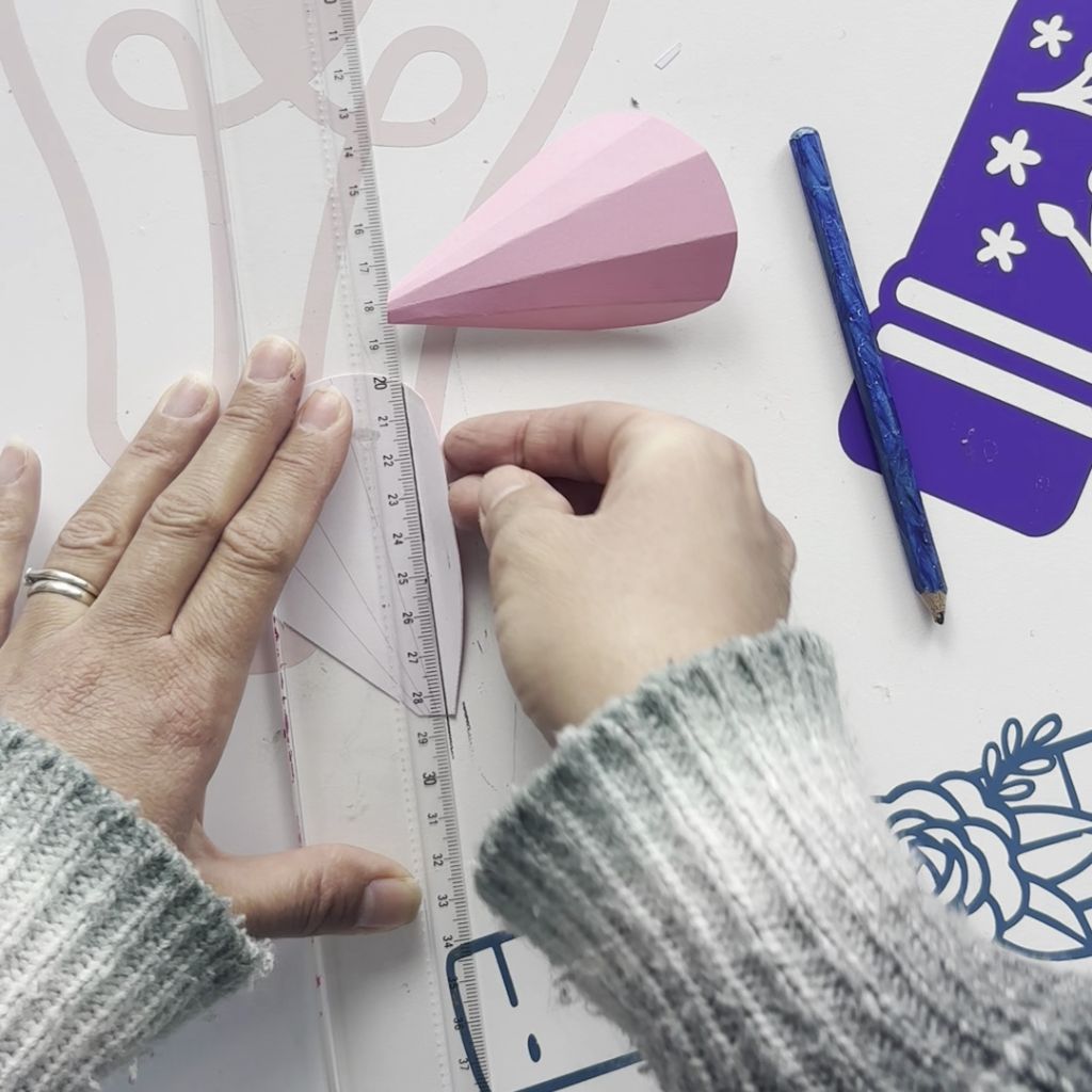 Etape 14du tuto pour réaliser un papillon multicolore en papier