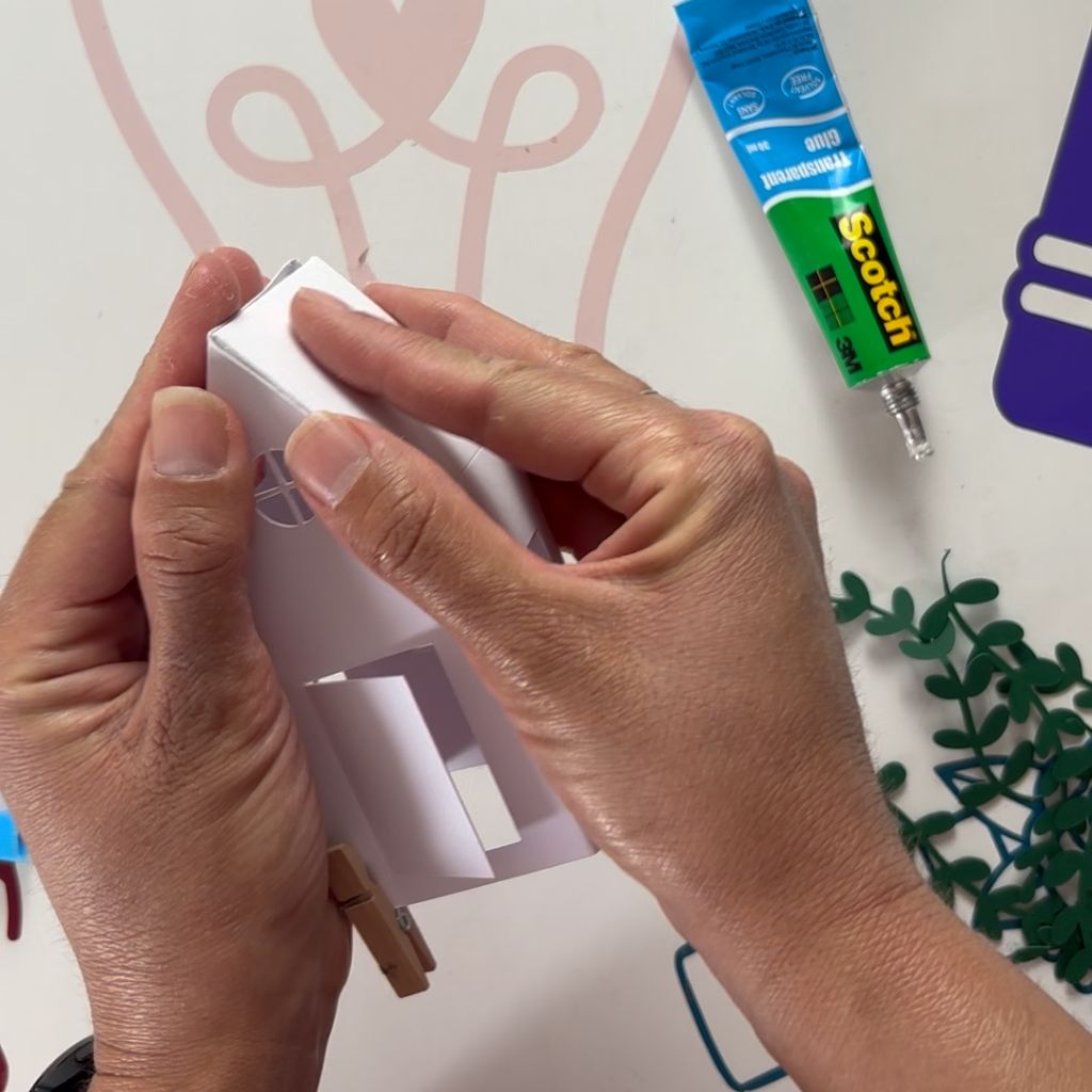 Etape 4 du tuto pour réaliser une petite maison en papier de printemps