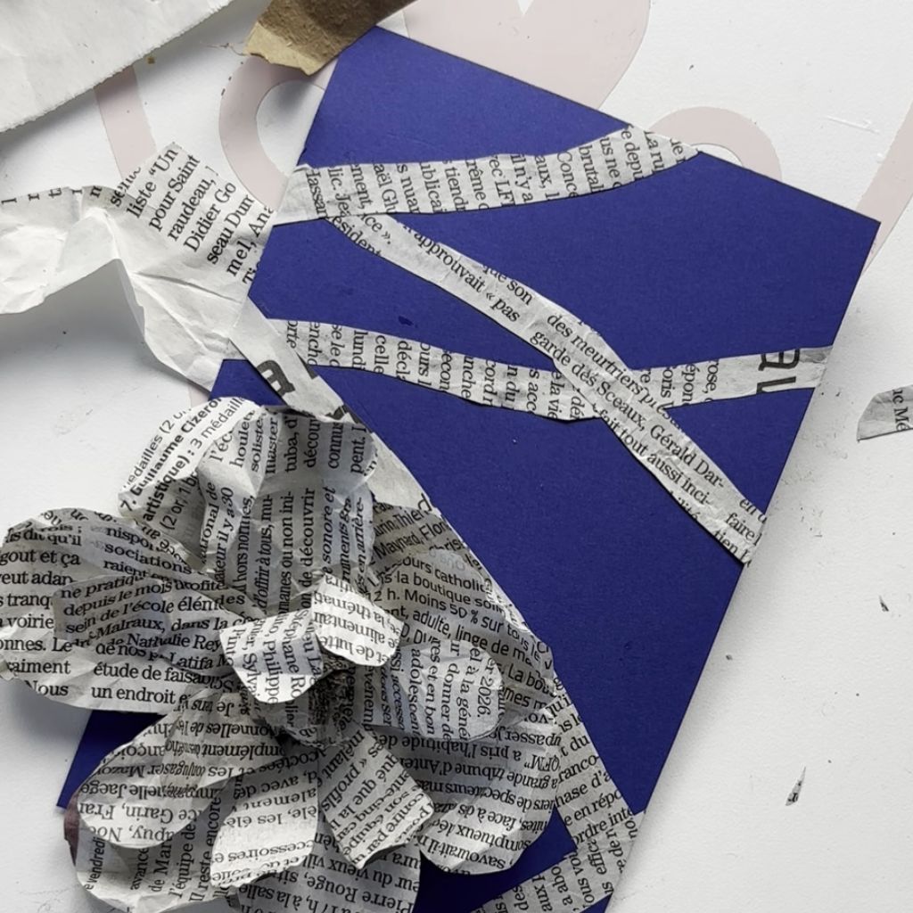 Etape 10 du tuto pour réaliser une carte avec une fleur en journal