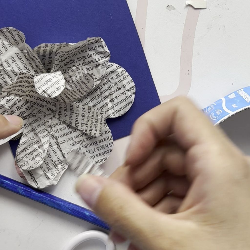 Etape 7 du tuto pour réaliser une carte avec une fleur en journal