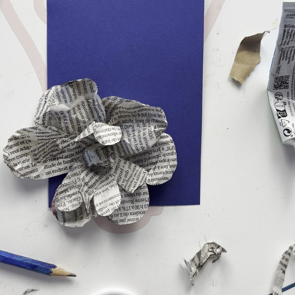 Etape 9 du tuto pour réaliser une carte avec une fleur en journal