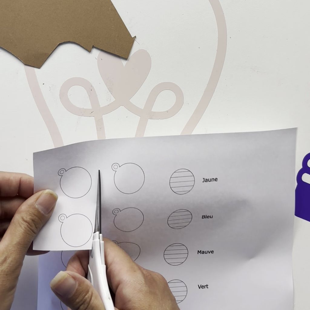 Etape 1 du tuto pour réaliser un collier avec des charms en papier