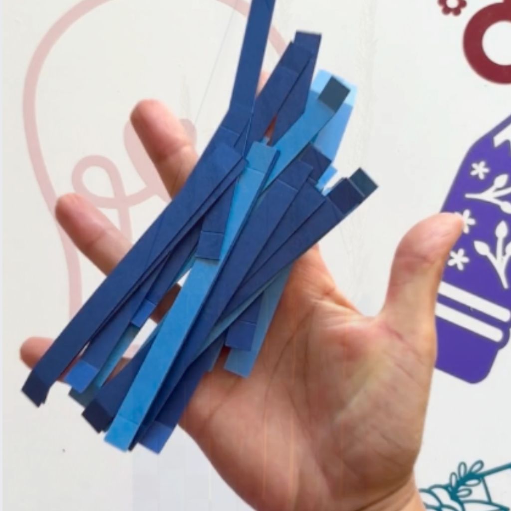 Etape 1 du tuto pour réaliser un tissage en papier à suspendre avec des herbes sèches