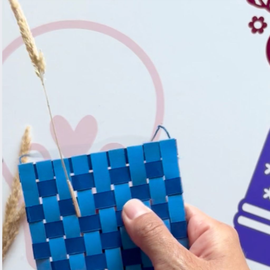Etape 10 du tuto pour réaliser une décoration en papier tissé