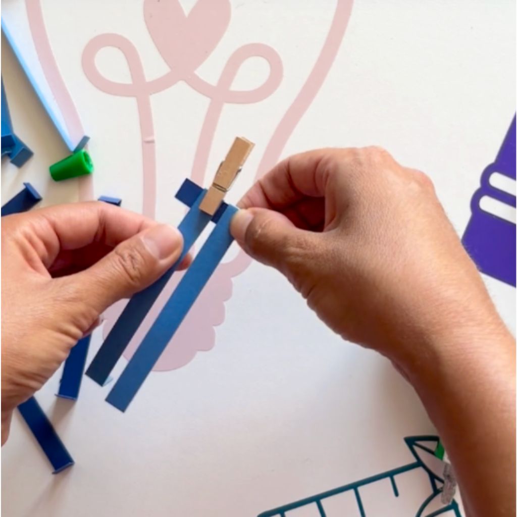Etape 2 du tuto pour réaliser un tissage en papier à suspendre avec des herbes sèches