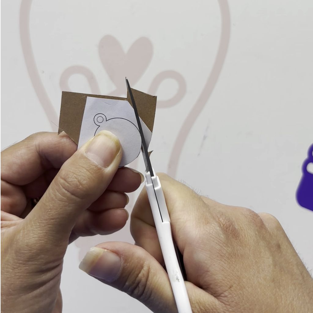 Etape 3 du tuto pour réaliser un collier avec des charms en papier