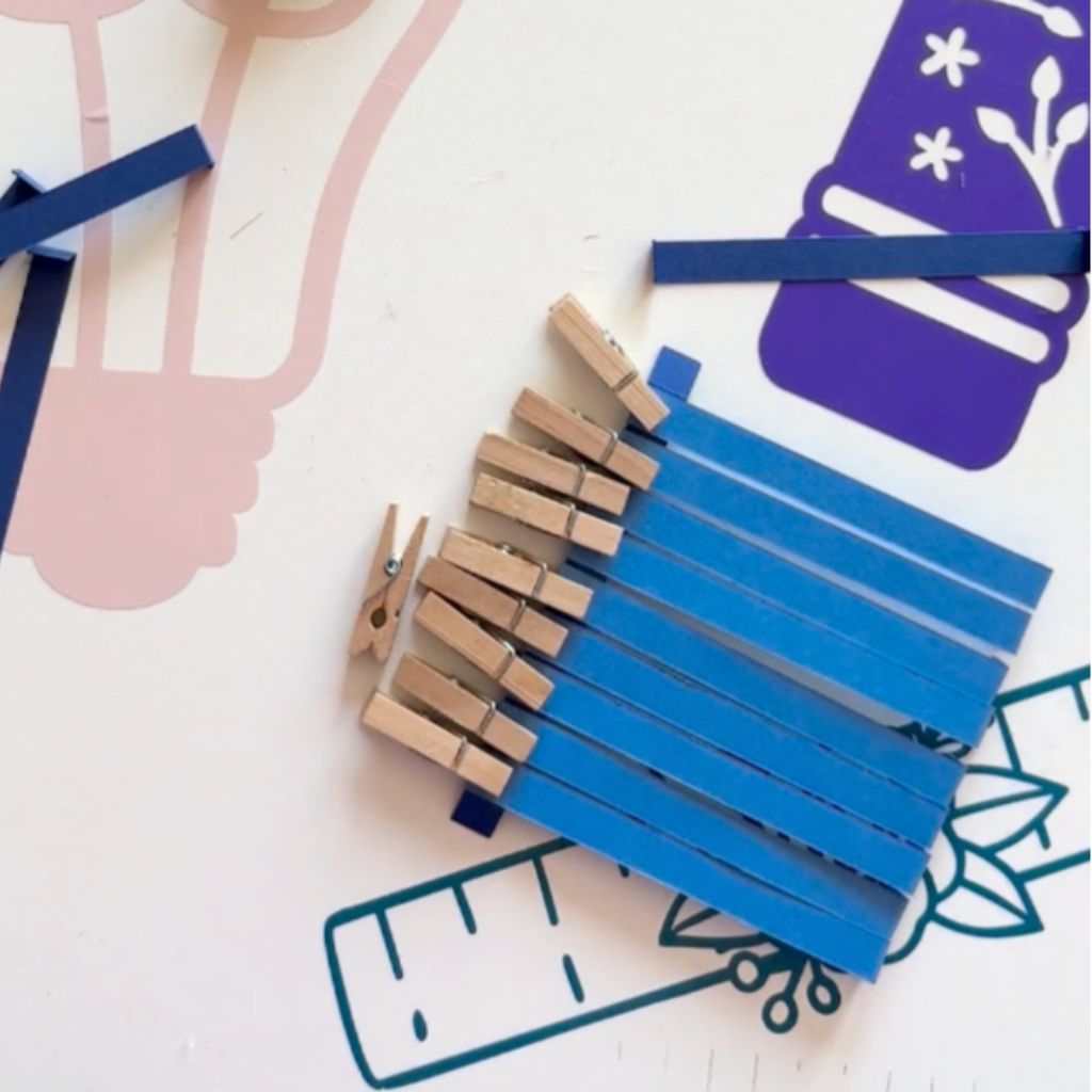 Etape 4 du tuto pour réaliser un tissage en papier à suspendre avec des herbes sèches