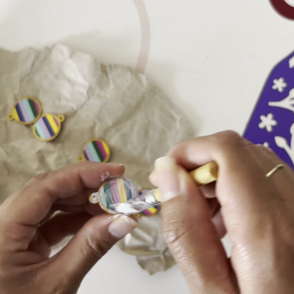 Etape 6 du tuto pour réaliser un collier avec des pendentifs faits main en papier