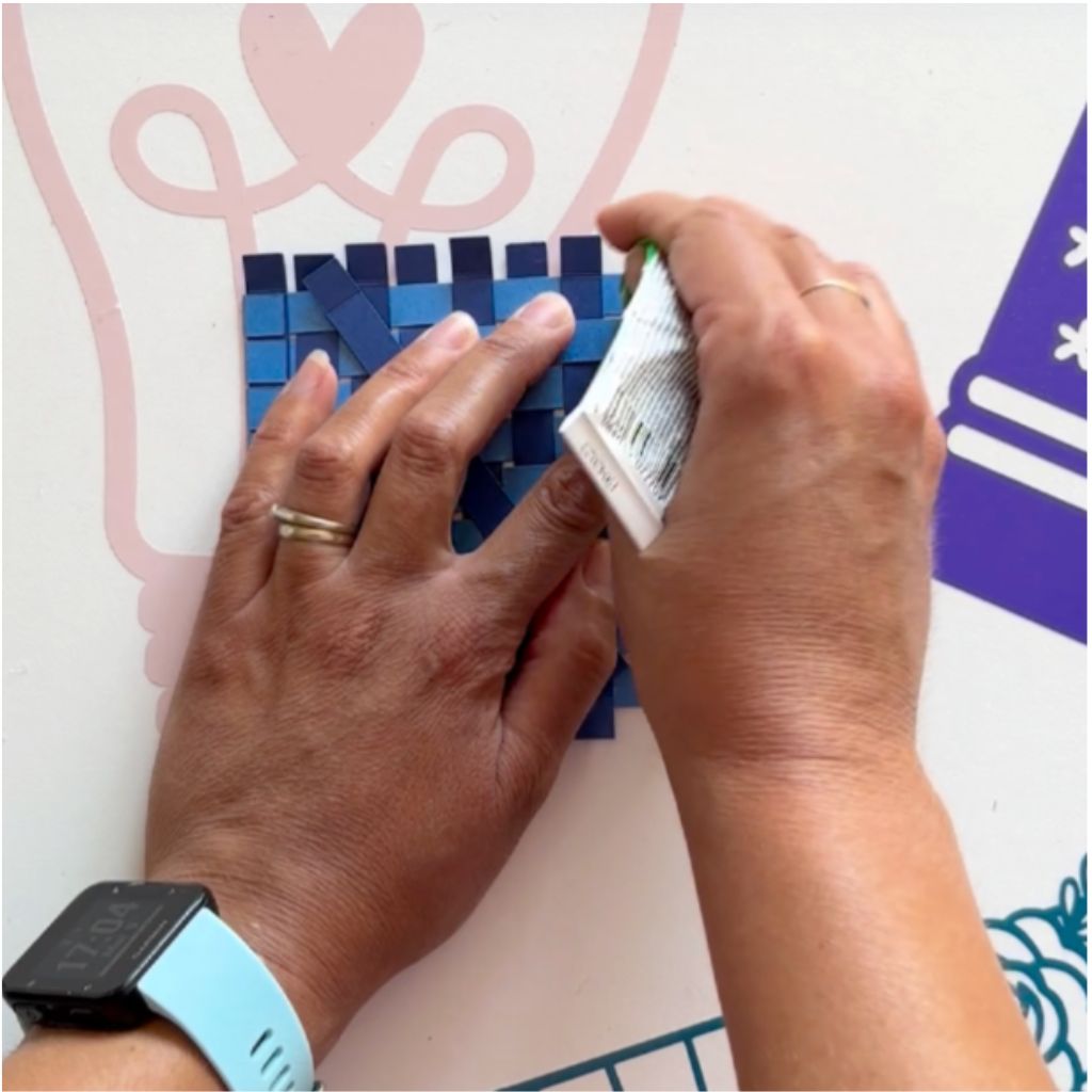 Etape 6 du tuto pour réaliser une décoration en papier tissé