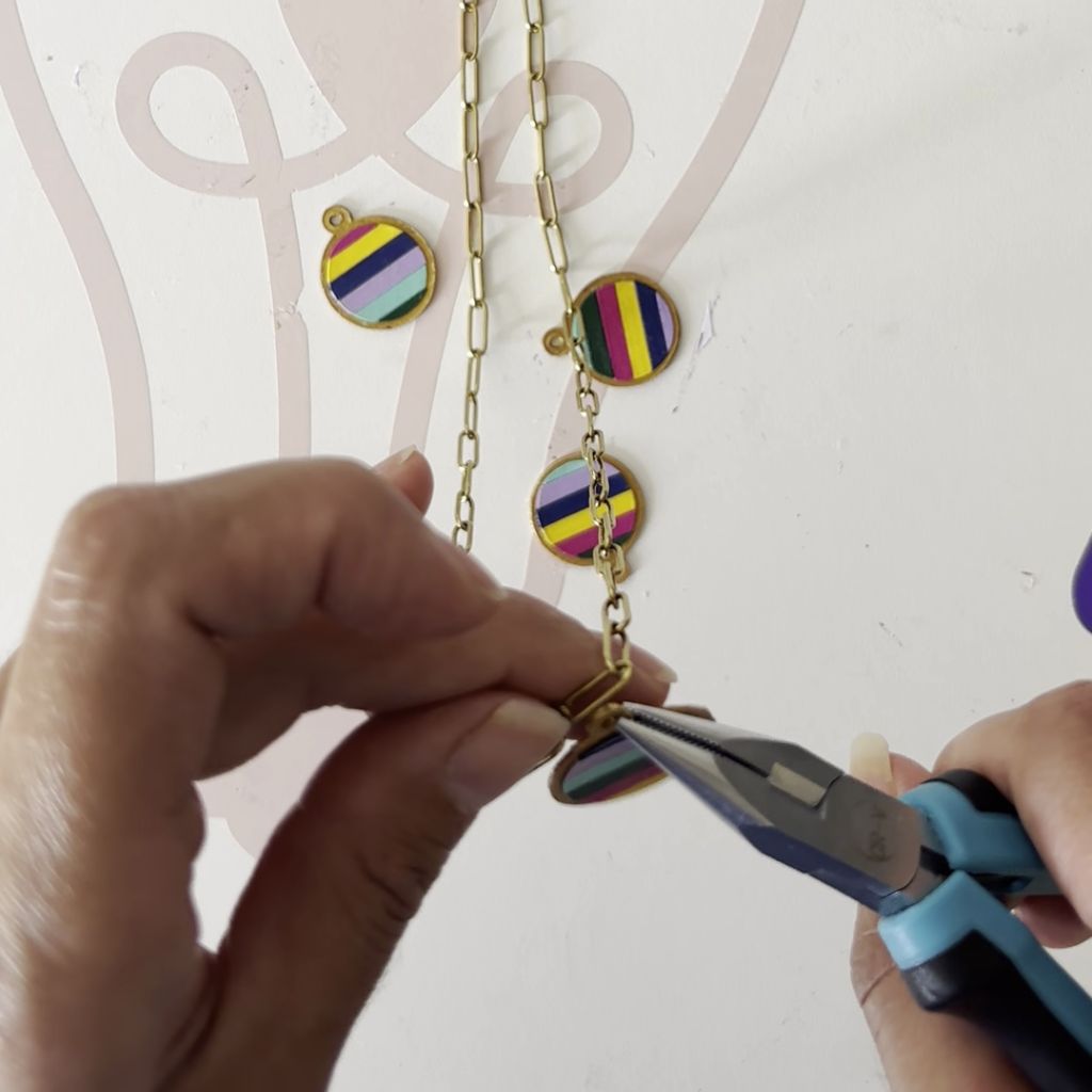 Etape 7 du tuto pour réaliser un collier avec des pendentifs faits main en papier