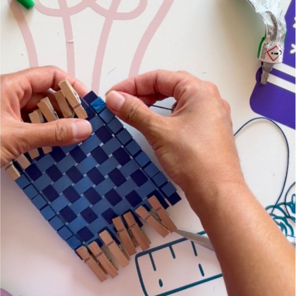 Etape 8 du tuto pour réaliser une décoration en papier tissé