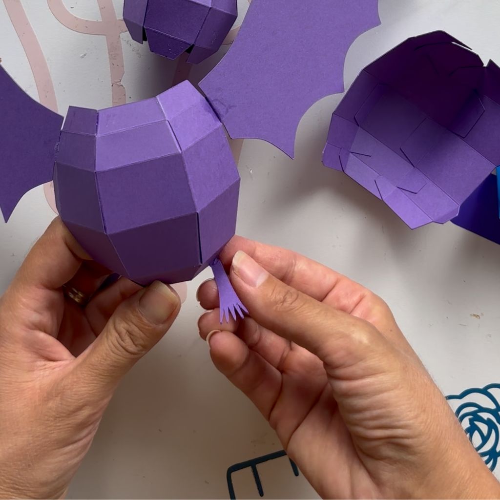 Etape 10 du tuto pour réaliser une chauve-souris en papier