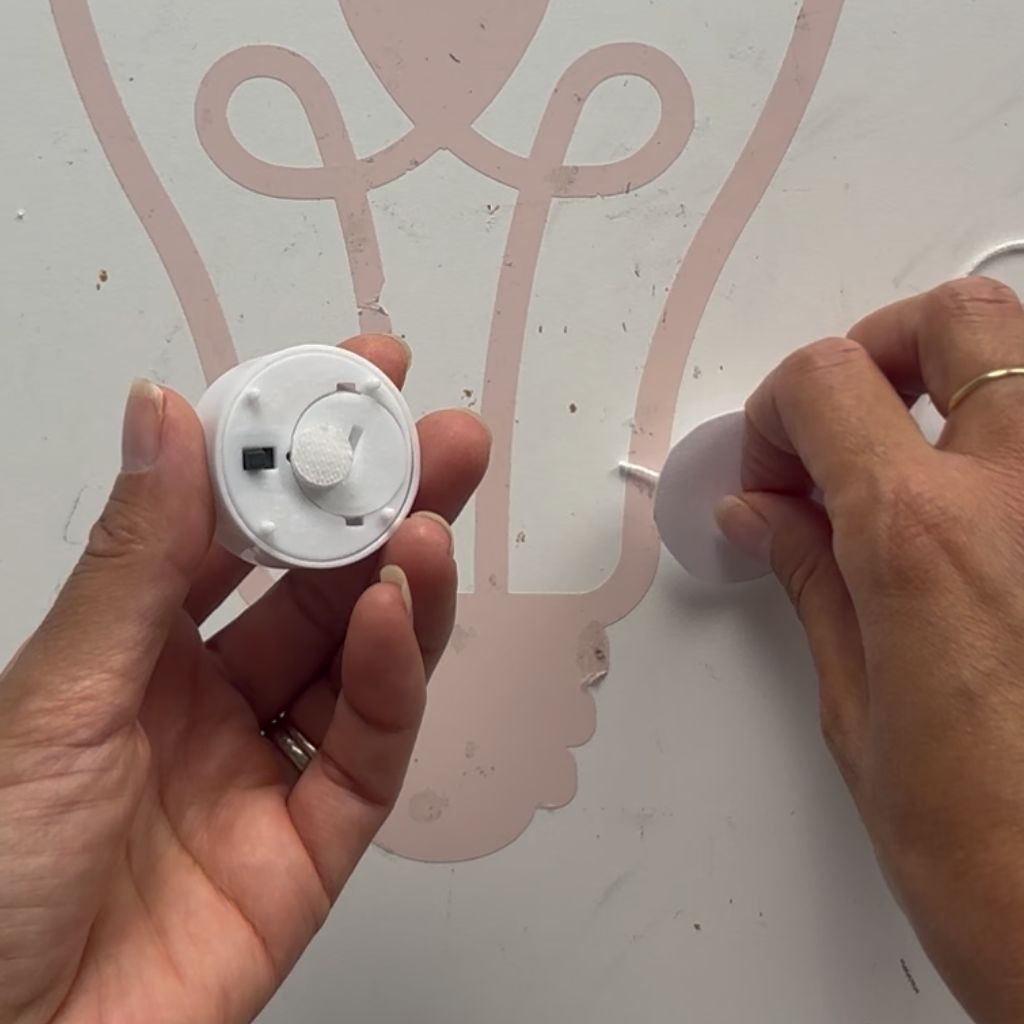 Etape 10 du tuto pour réaliser une lanterne fantôme pour Halloween