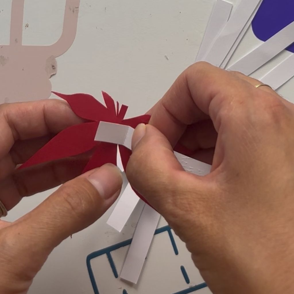Etape 12 pour créer une décoration autour de feuilles d'automne en papier