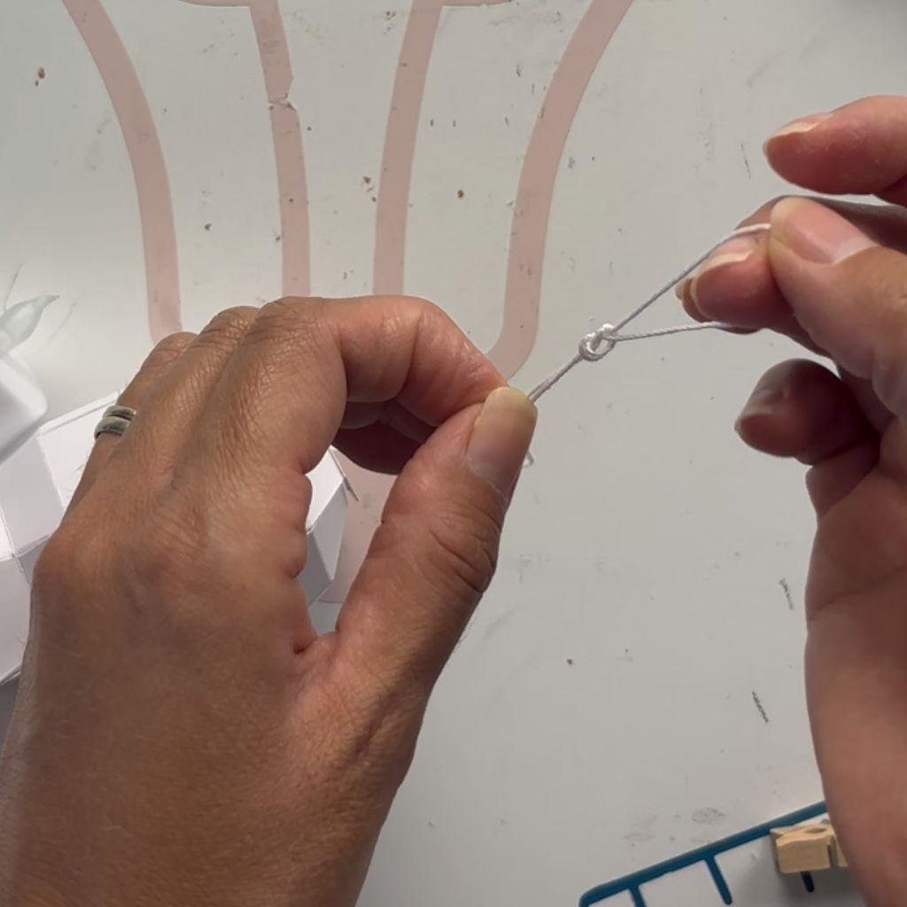Etape 15 du tuto pour réaliser une lanterne fantôme pour Halloween