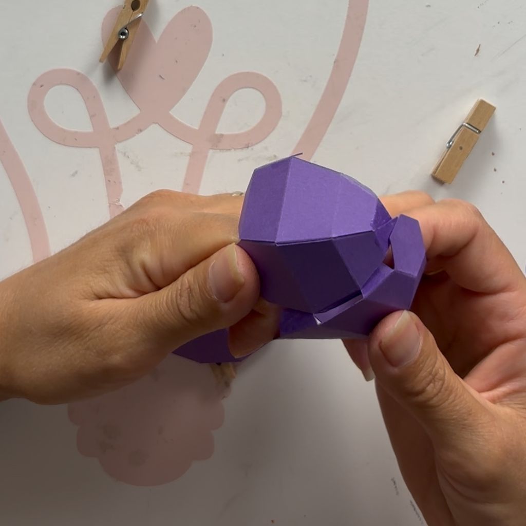 Etape 3 du tuto pour réaliser une chauve-souris 3D pour Halloween.