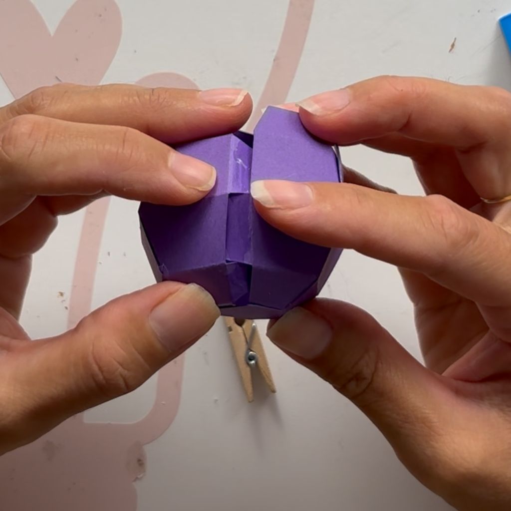 Etape 4 du tuto pour réaliser une chauve-souris 3D pour Halloween.