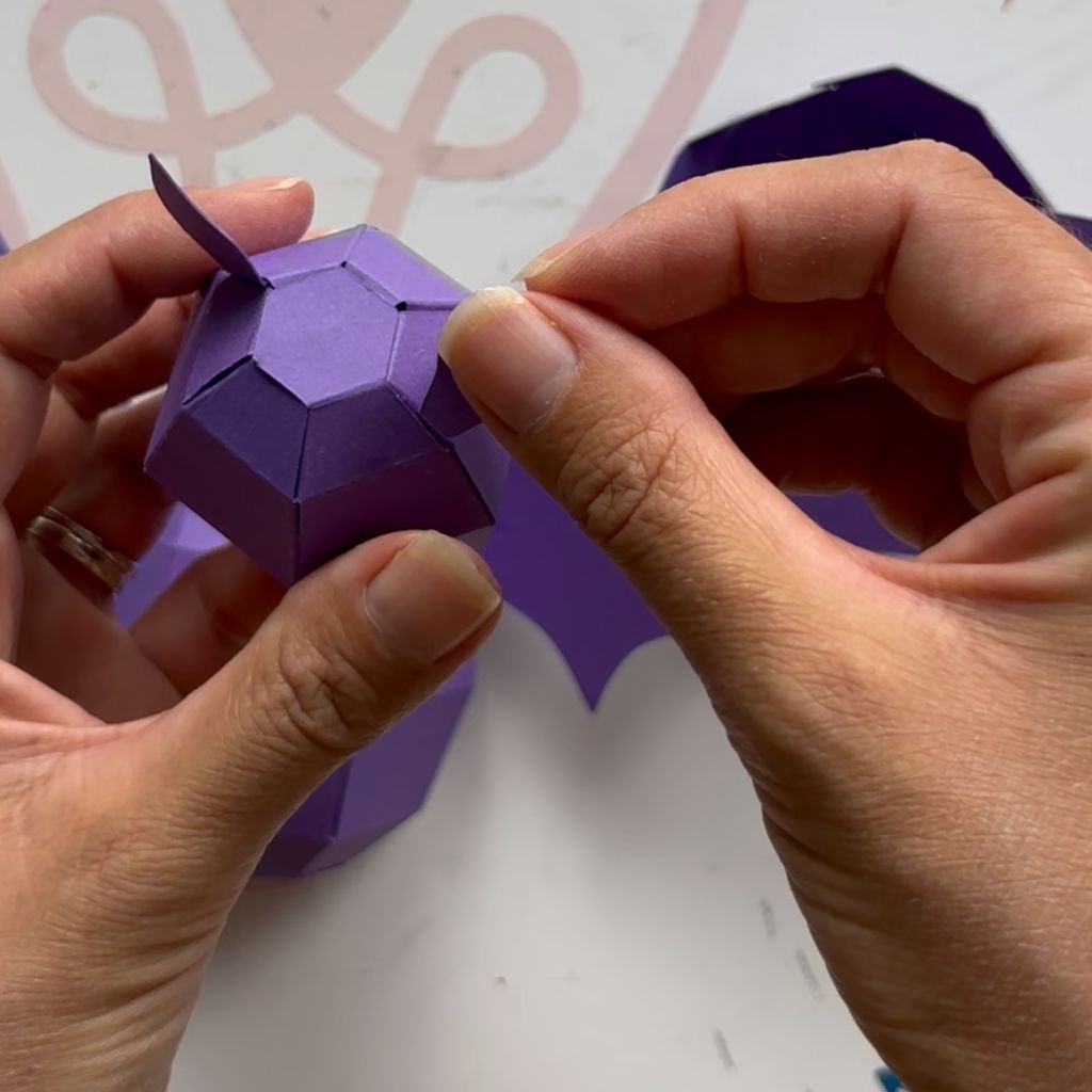 Etape 5 du tuto pour réaliser une chauve-souris 3D pour Halloween.