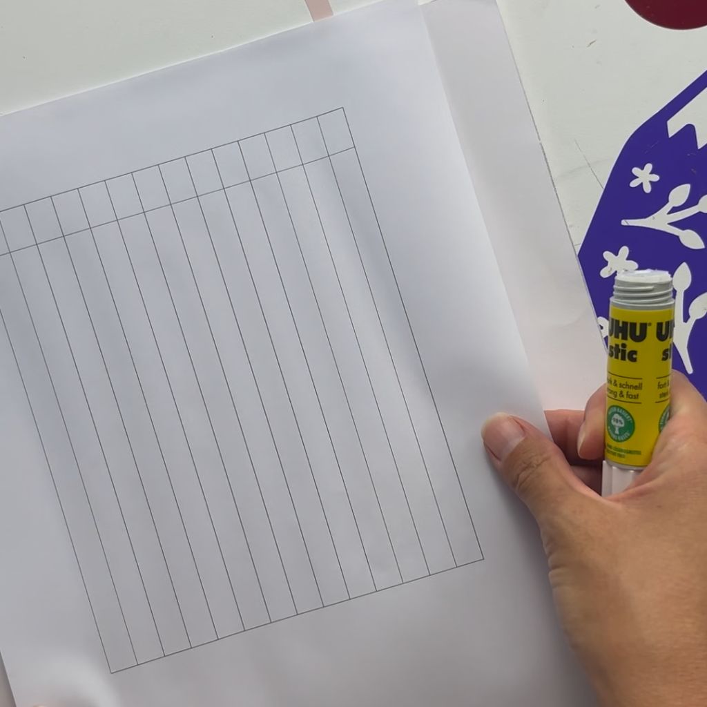 Etape 7 du tuto pour créer un DIY autour de l'automne avec des feuilles en papier glissées entre les livres d'une bibliothèque