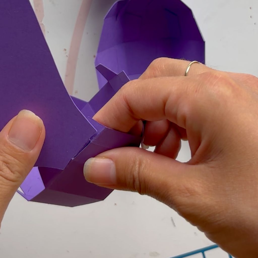 Etape 8 du tuto pour réaliser une chauve-souris 3D pour Halloween.