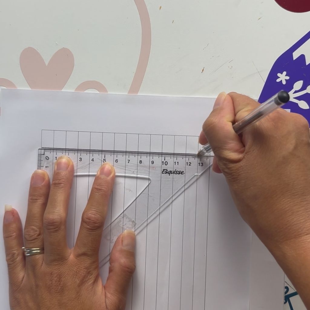 Etape 8 du tuto pour créer un DIY autour de l'automne avec des feuilles en papier glissées entre les livres d'une bibliothèque