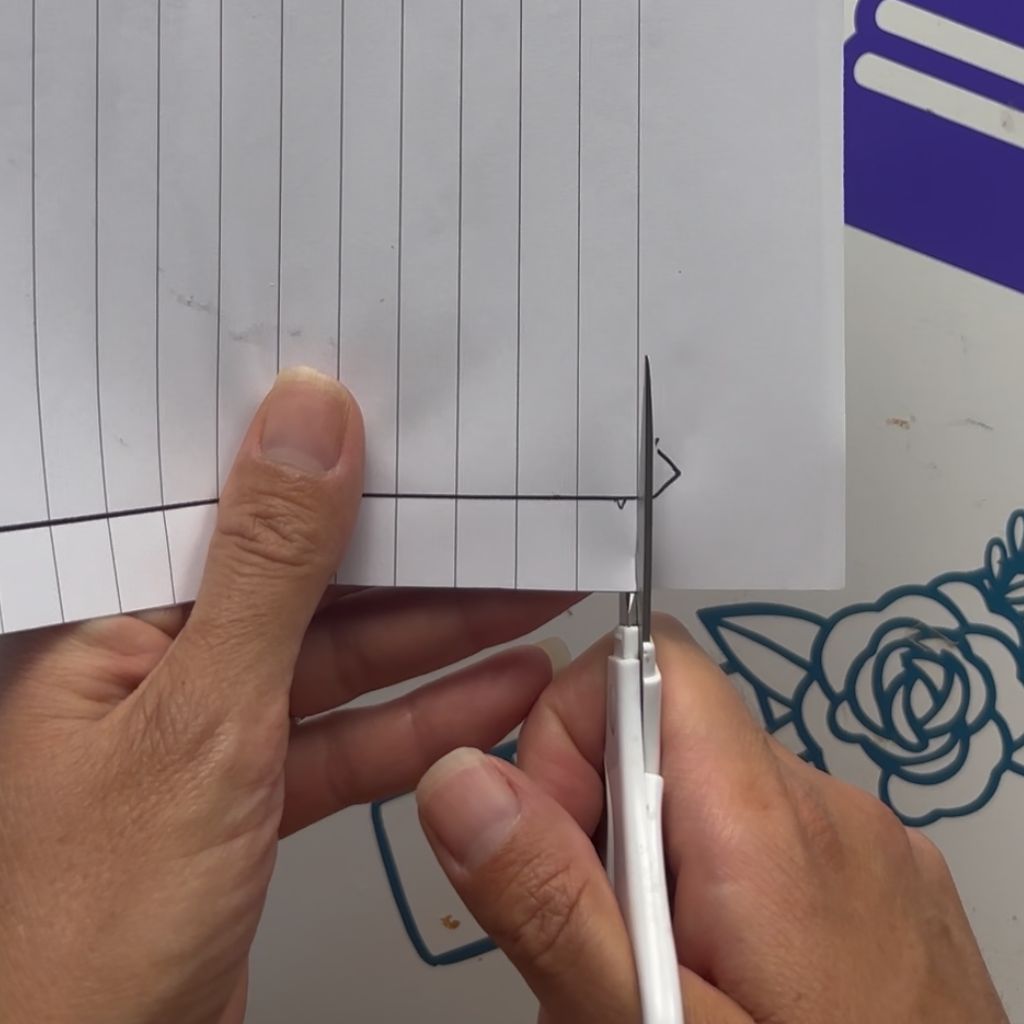 Etape 9 du tuto pour créer un DIY autour de l'automne avec des feuilles en papier glissées entre les livres d'une bibliothèque