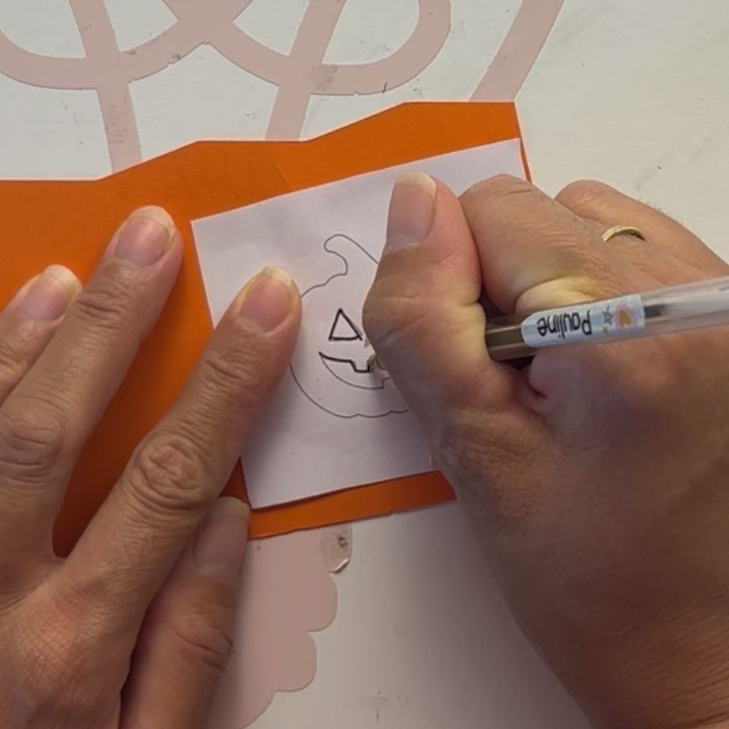 Etape 1 de la gravure du papier pour créer des bagues en papier pour Halloween