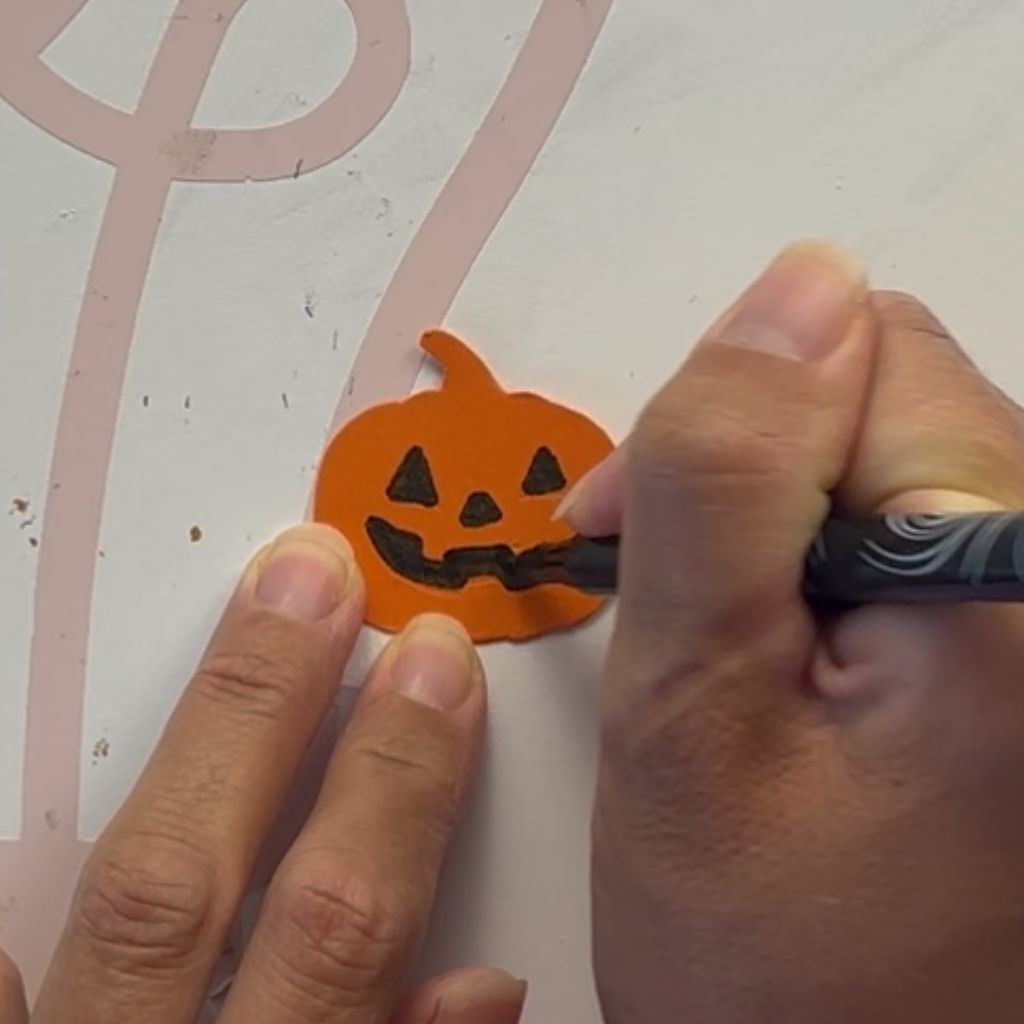 Etape 2 de la gravure du papier pour créer des bagues en papier pour Halloween