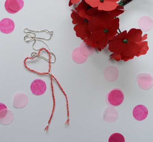 Bijou DIY pour la saint-Valentin sous forme d'un pendentif en forme de coeur