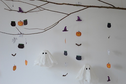 Suspension avec des fantômes sur le thème d'Halloween