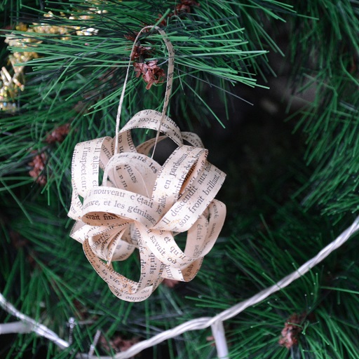 Suspension de Noël DIY réalisée à partir d'un vieux livre